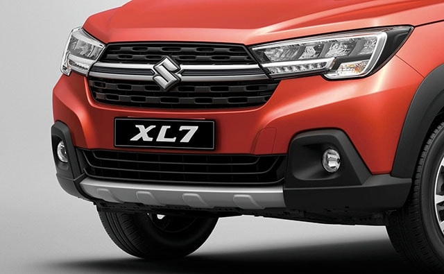 Đầu xe với lưới tản nhiệt cá tính